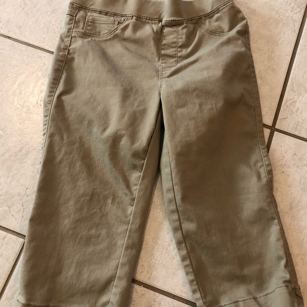 Beige stretch Capri with back pockets